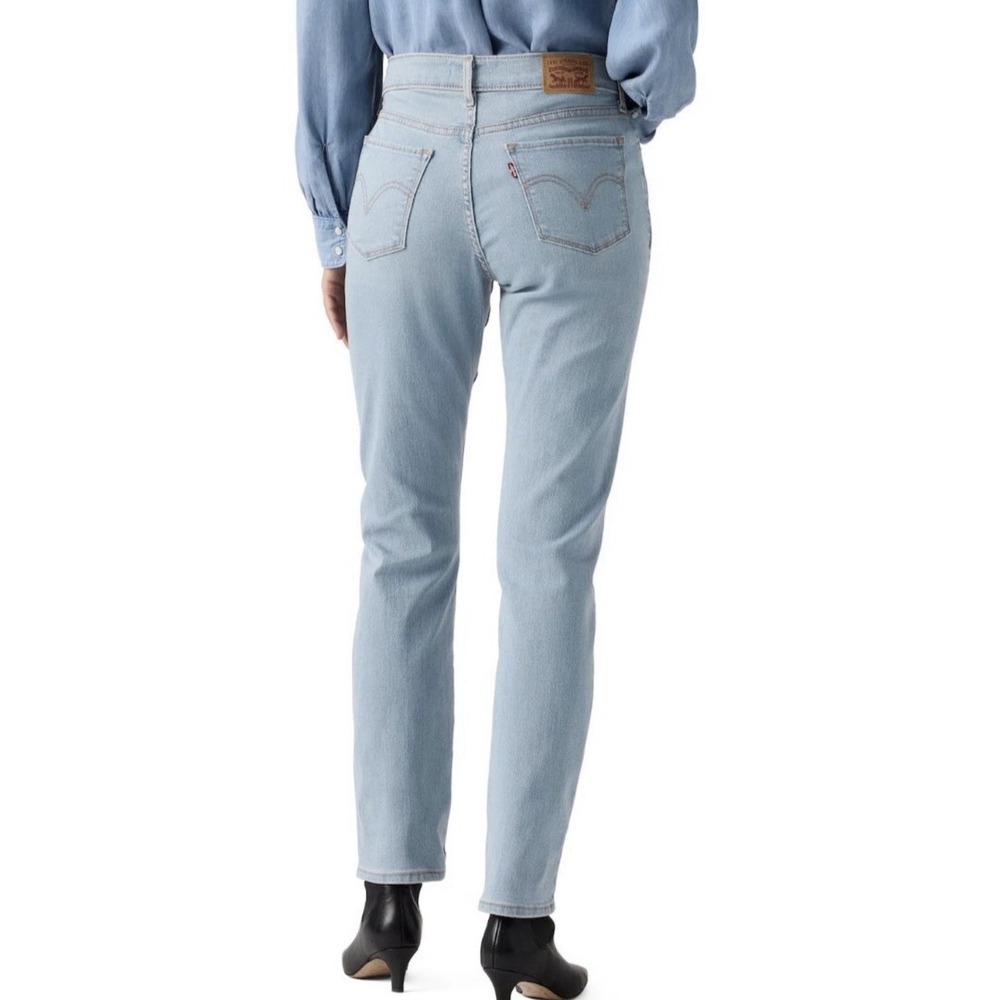 NWT Levis Women's 6M Classic Straight Leg Mid Rise Jeans Light Wash Denim - Picture 2 of 8